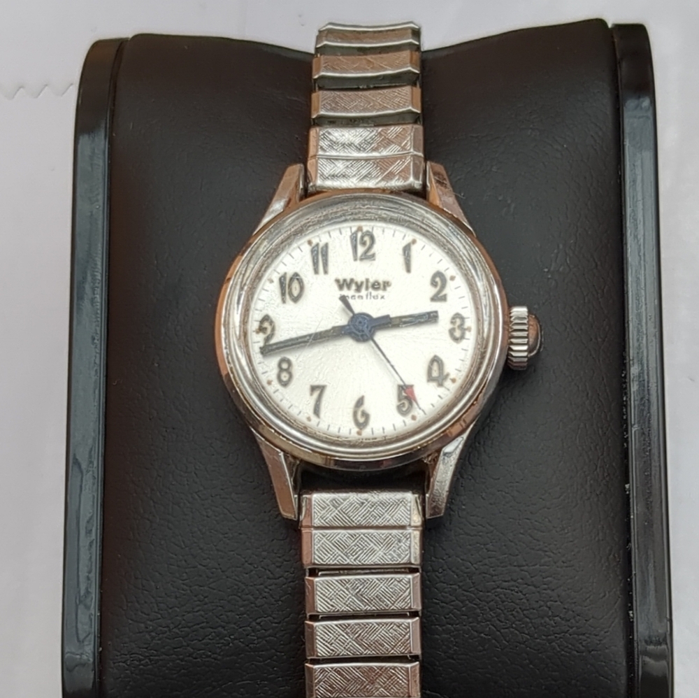 Vintage 1940 Women's Classic Silver Watch